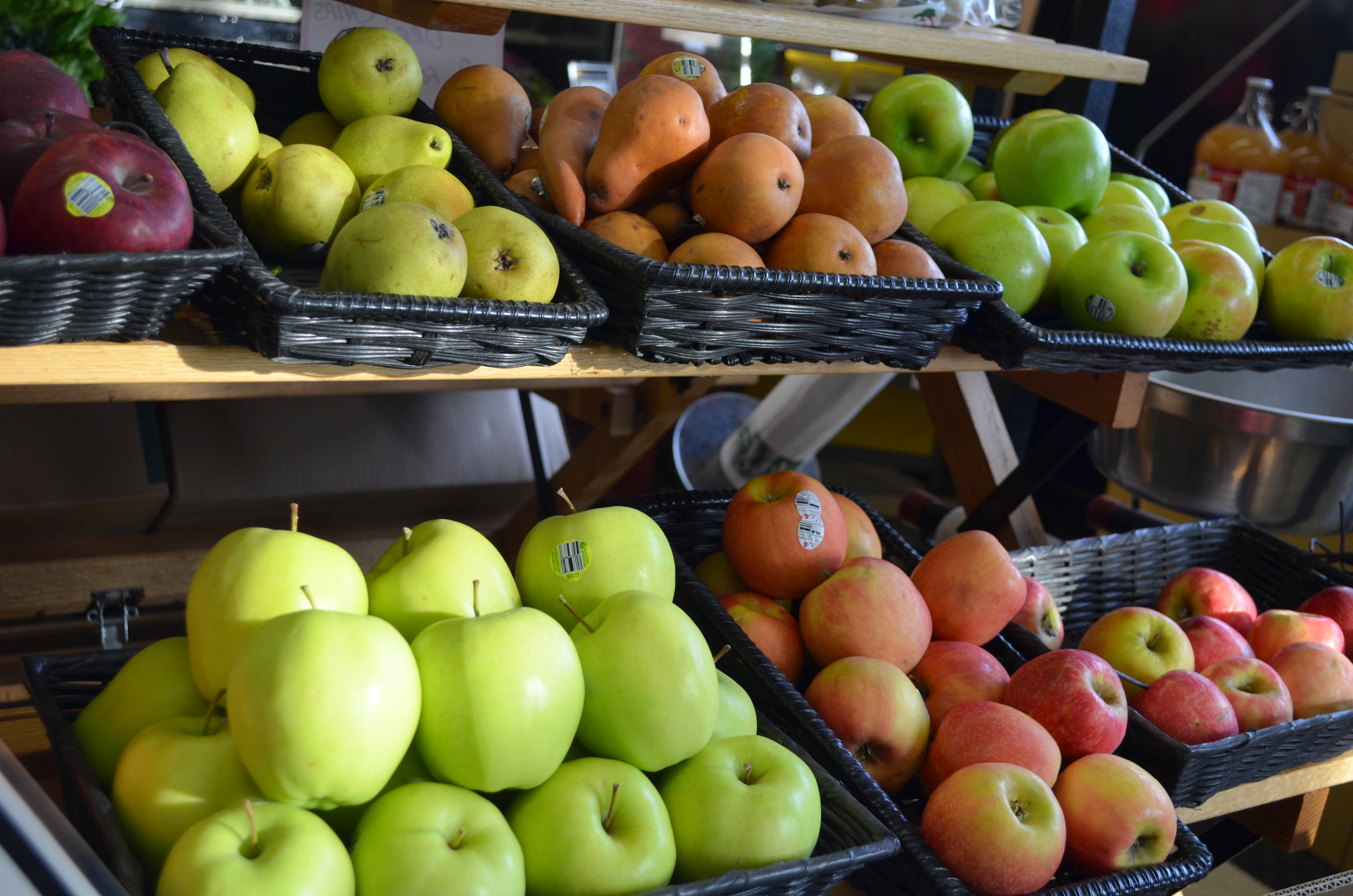 Fresh Fruit Storage Tips For Your Refrigerator & Counter {Includes